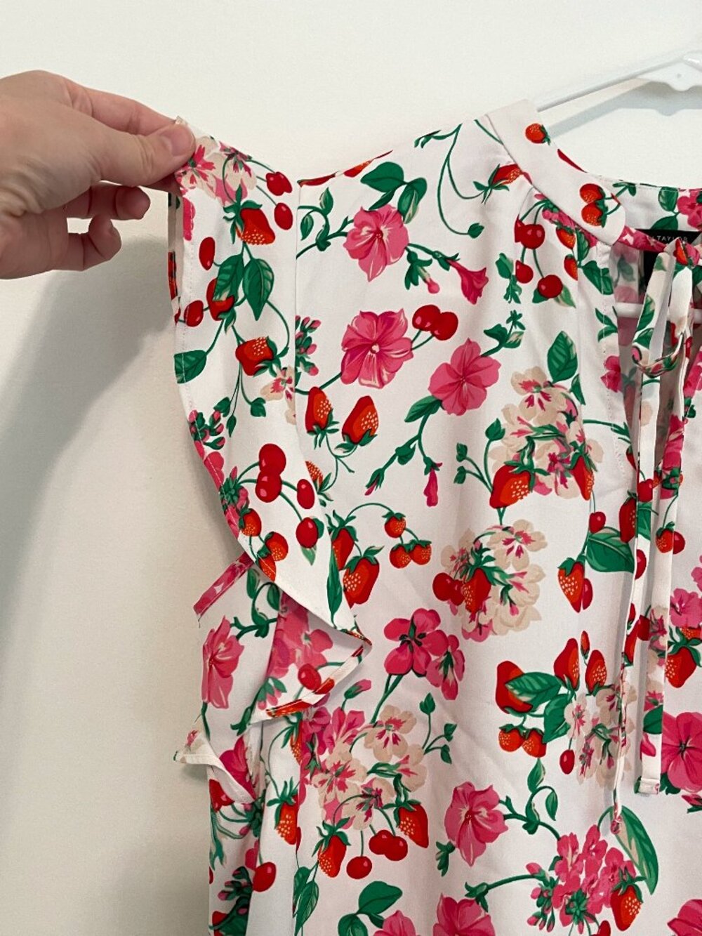 ANN TAYLOR Floral Mixed Media Ruffle Sleeve Tie Neck Shell Top White Strawberry - Picture 9 of 16